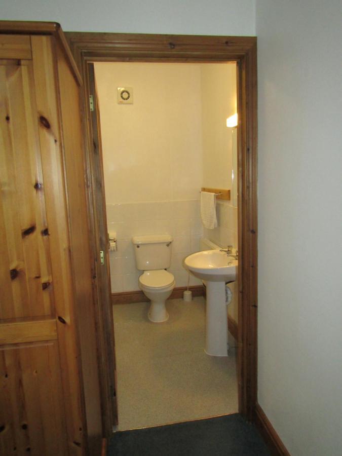 The Belted Will Inn Farlam Екстериор снимка