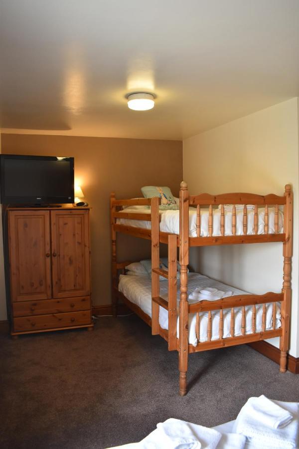 The Belted Will Inn Farlam Екстериор снимка