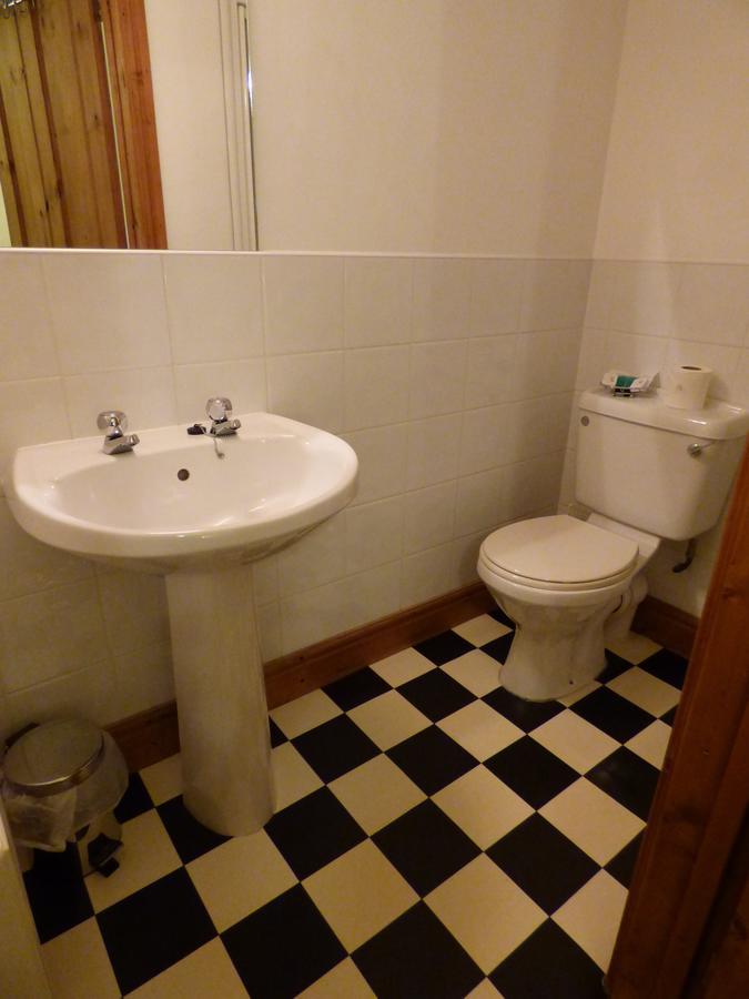 The Belted Will Inn Farlam Екстериор снимка